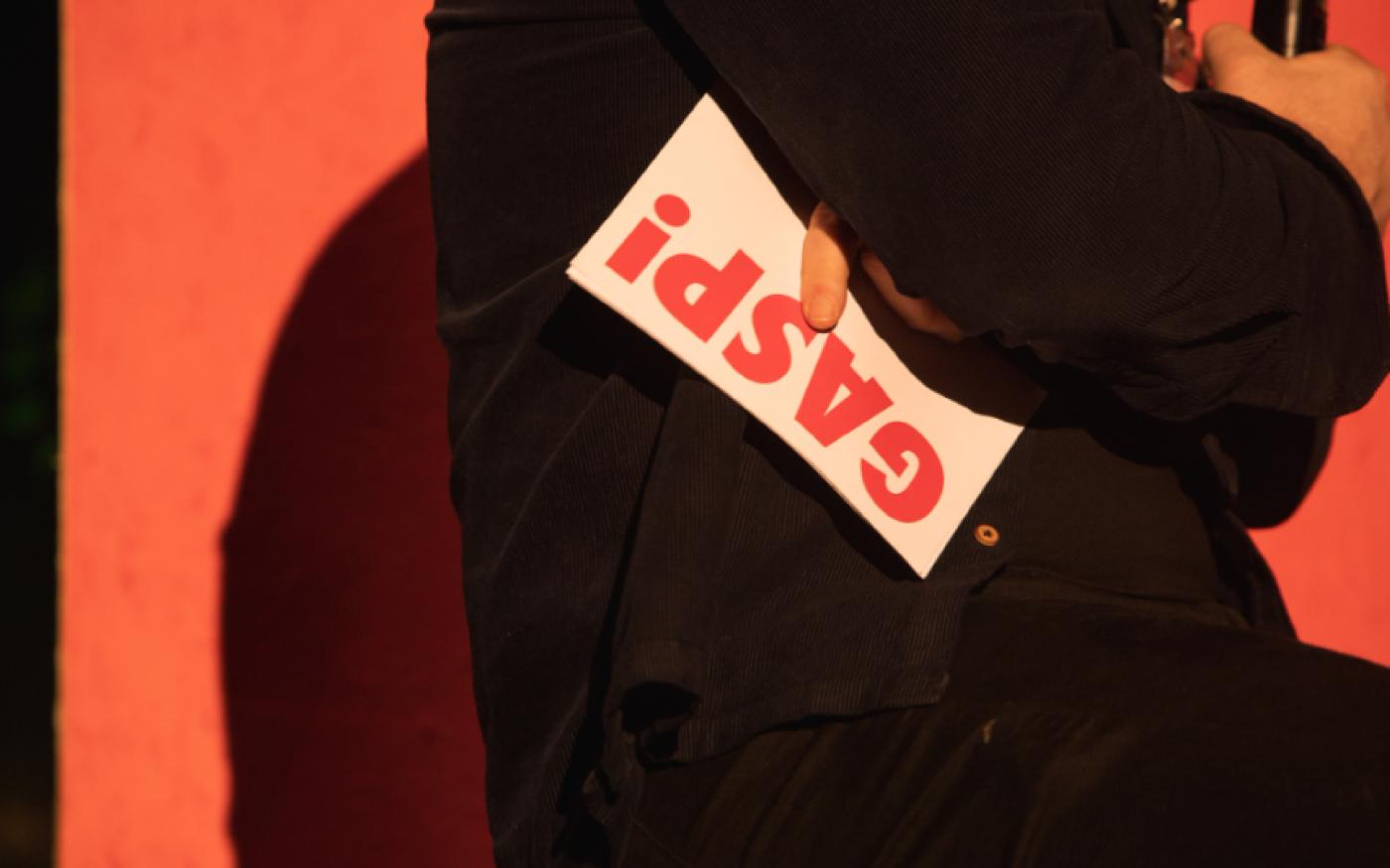 Speaker holding Gasp cue card